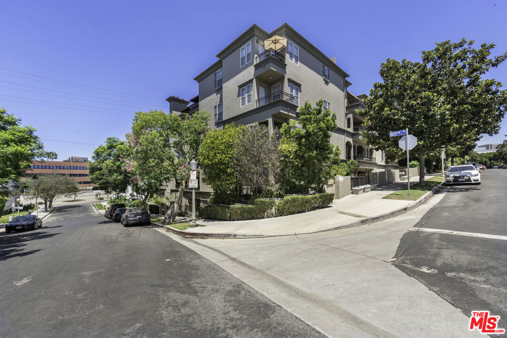 1820 Benecia Avenue 402 Property Photo 2