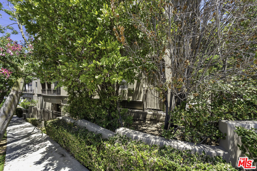 1820 Benecia Avenue 402 Property Photo 3