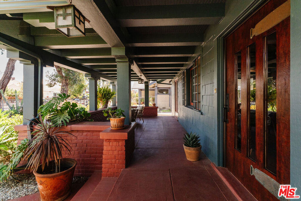 2915 S Budlong Avenue Property Photo 4