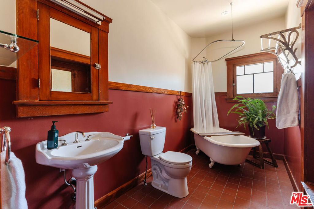 2915 S Budlong Avenue Property Photo 30