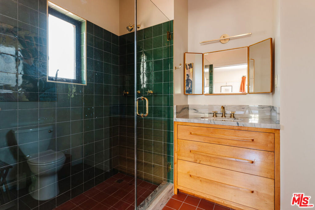 2915 S Budlong Avenue Property Photo 35