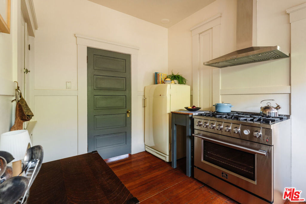 2915 S Budlong Avenue Property Photo 41