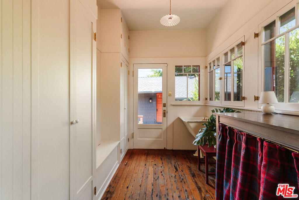 2915 S Budlong Avenue Property Photo 43
