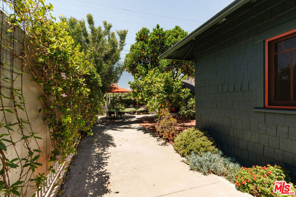 2915 S Budlong Avenue Property Photo 59
