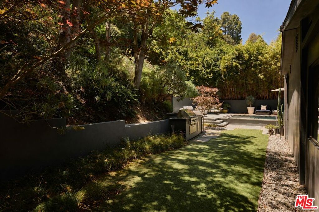 8970 Wonderland Park Avenue Property Photo 3