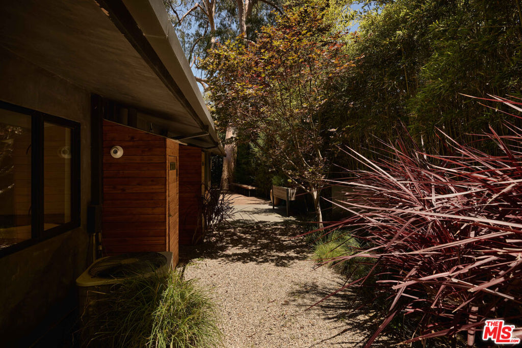 8970 Wonderland Park Avenue Property Photo 4