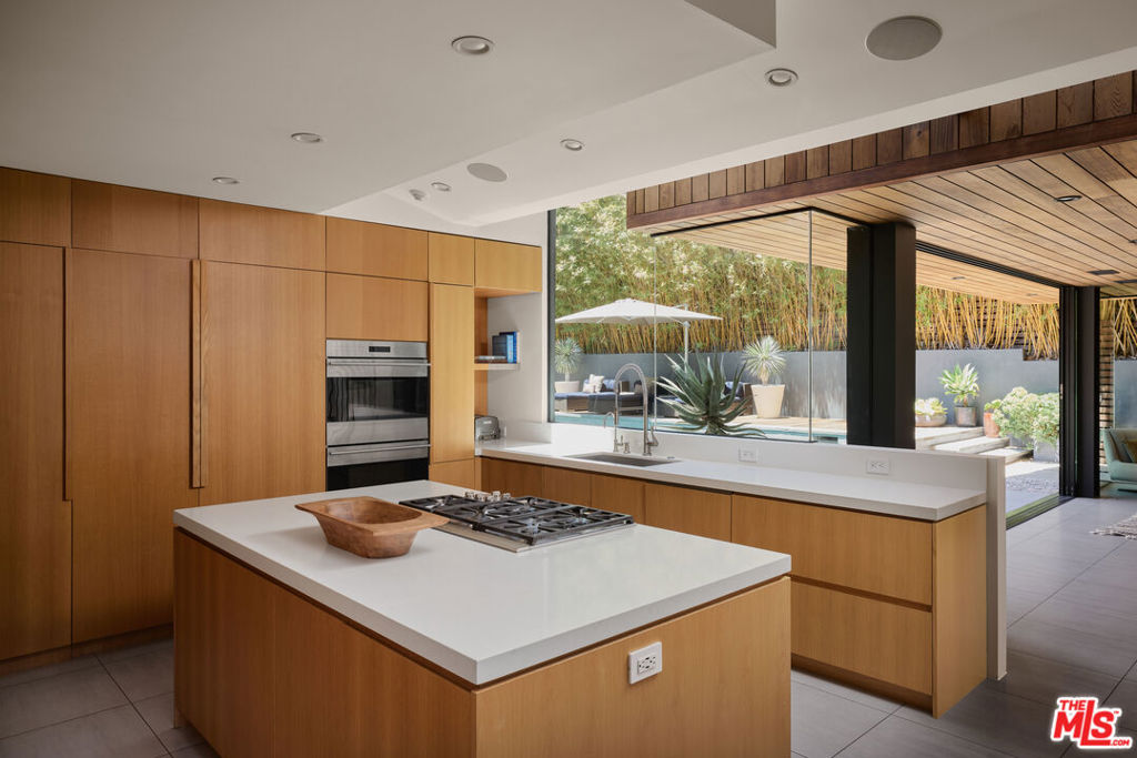 8970 Wonderland Park Avenue Property Photo 12