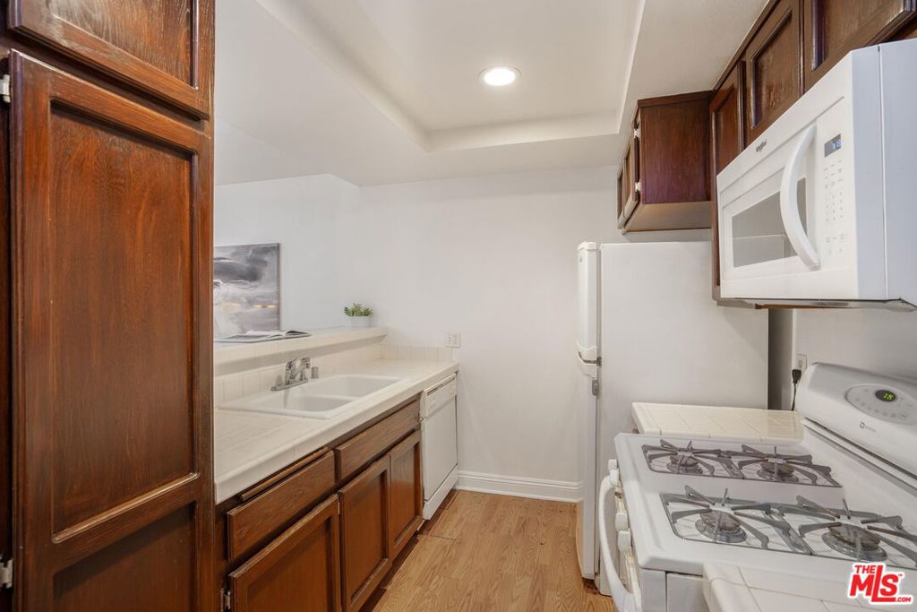 15231 Magnolia Boulevard 114 Property Photo 9