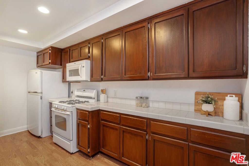 15231 Magnolia Boulevard 114 Property Photo 11