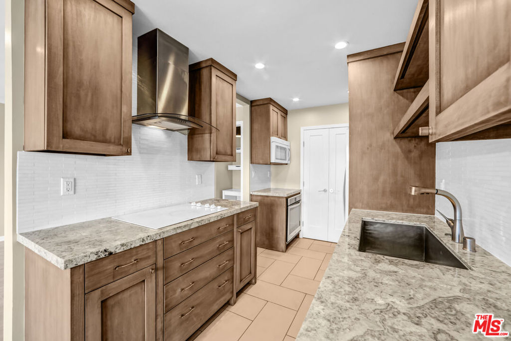 1250 N Kings Road 506 Property Photo 11