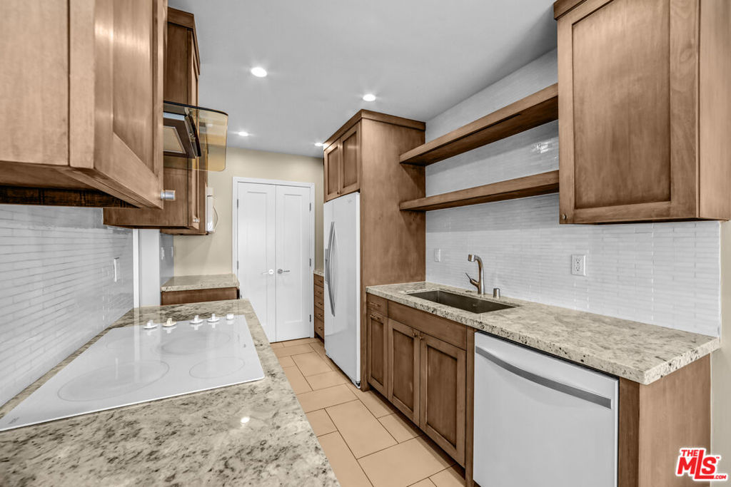 1250 N Kings Road 506 Property Photo 12