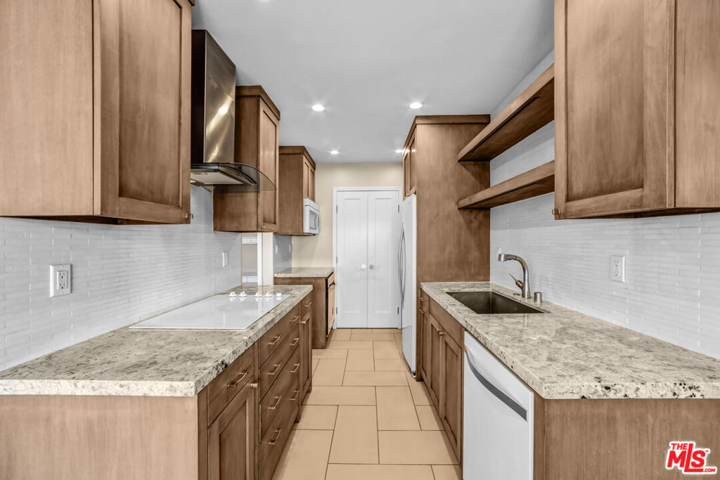 1250 N Kings Road 506 Property Photo 15