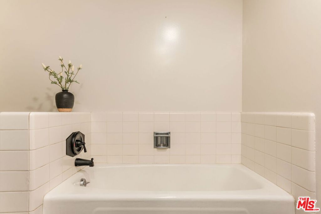 1333 S Beverly Glen Boulevard 405 Property Photo 11