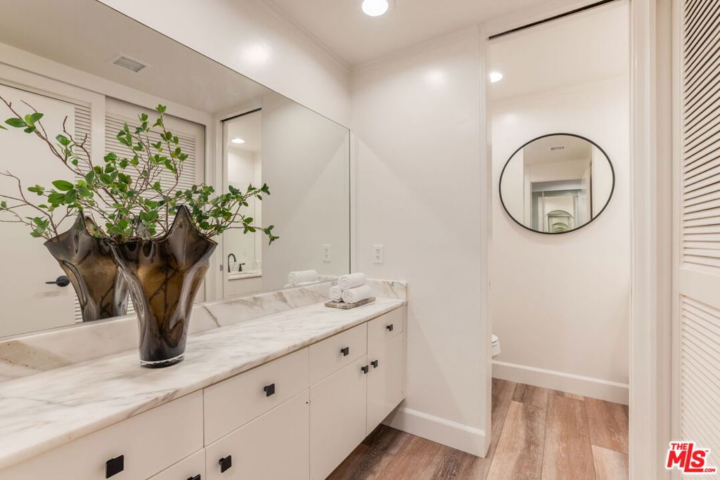 1333 S Beverly Glen Boulevard 405 Property Photo 17