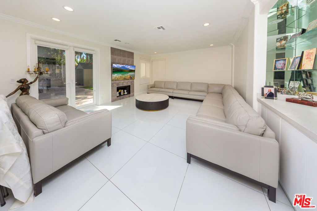 5711 Aura Property Photo 4