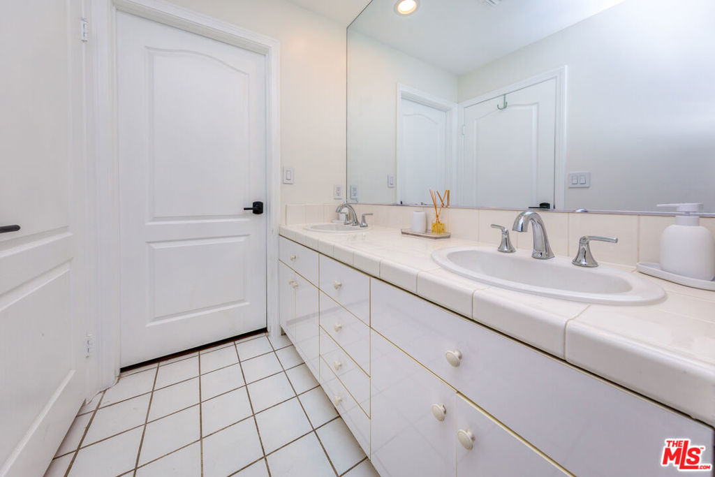 5711 Aura Property Photo 23