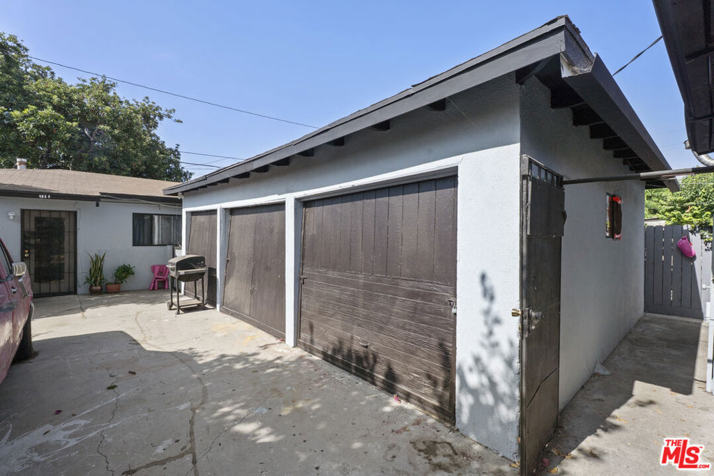 1526 E 77th Place Property Photo 10