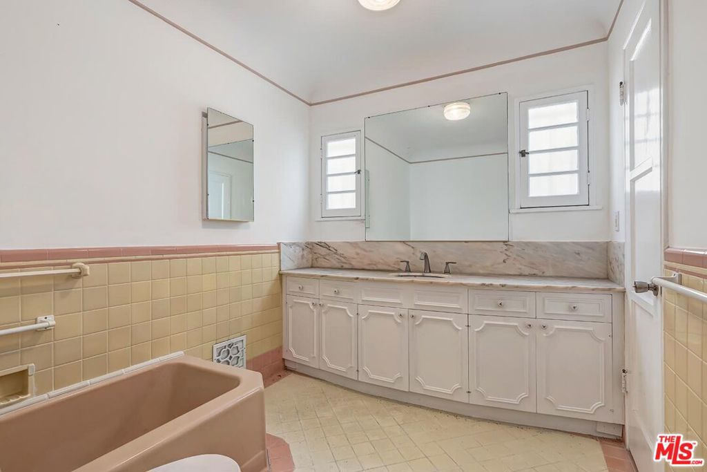 7932 Blackburn Avenue Property Photo 12