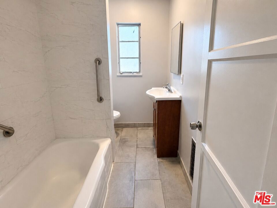 202 N Locust Street 6 Property Photo 9