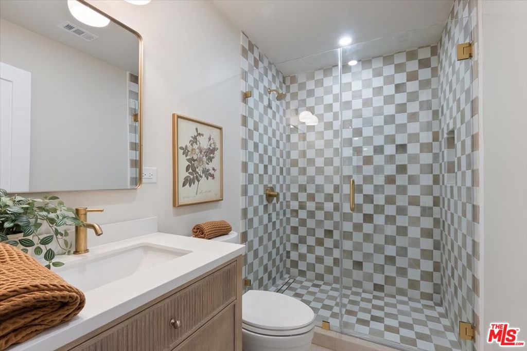 1651 S Wilton Place Property Photo 15