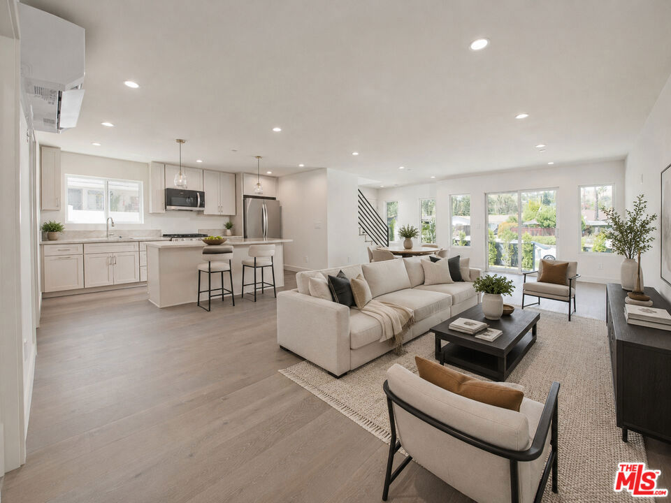 4942 Topanga Canyon Boulevard Property Photo 3