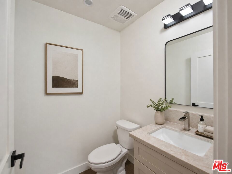 4942 Topanga Canyon Boulevard Property Photo 6