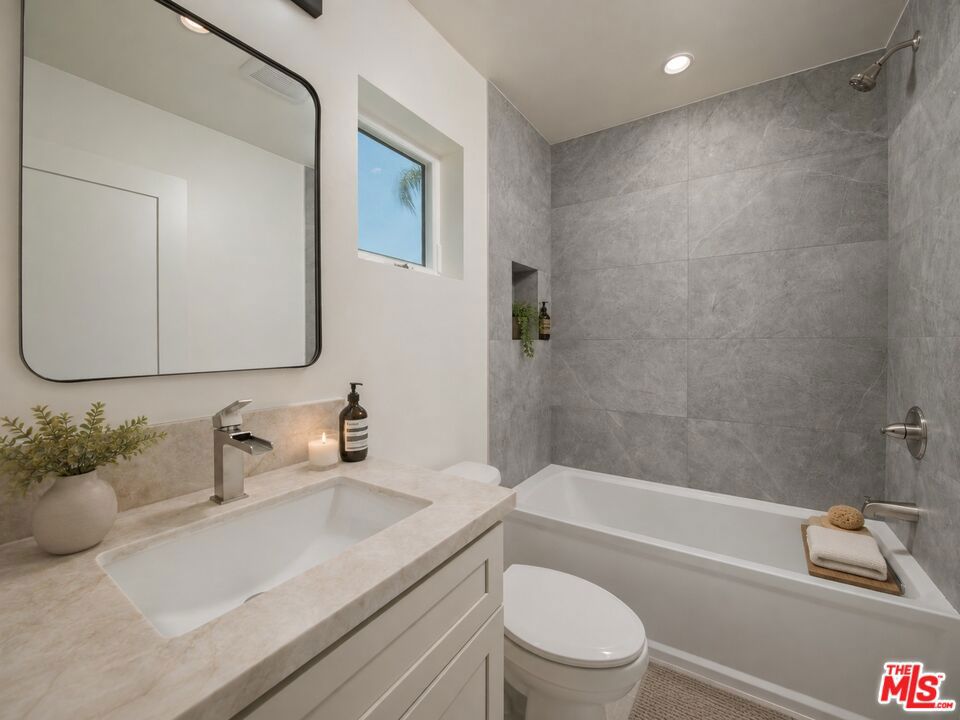 4942 Topanga Canyon Boulevard Property Photo 18