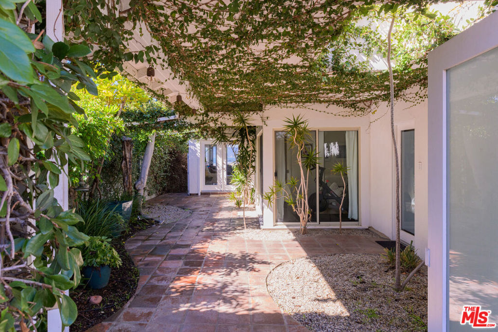 241 Rees Street Property Photo 5