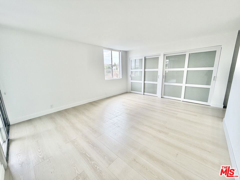 468 S Roxbury Drive 404 Property Photo 16