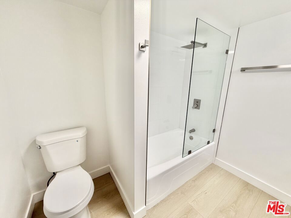 468 S Roxbury Drive 404 Property Photo 17