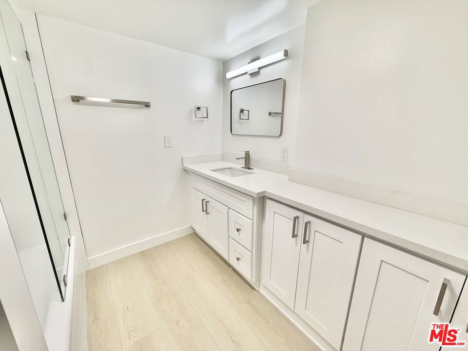 468 S Roxbury Drive 404 Property Photo 18