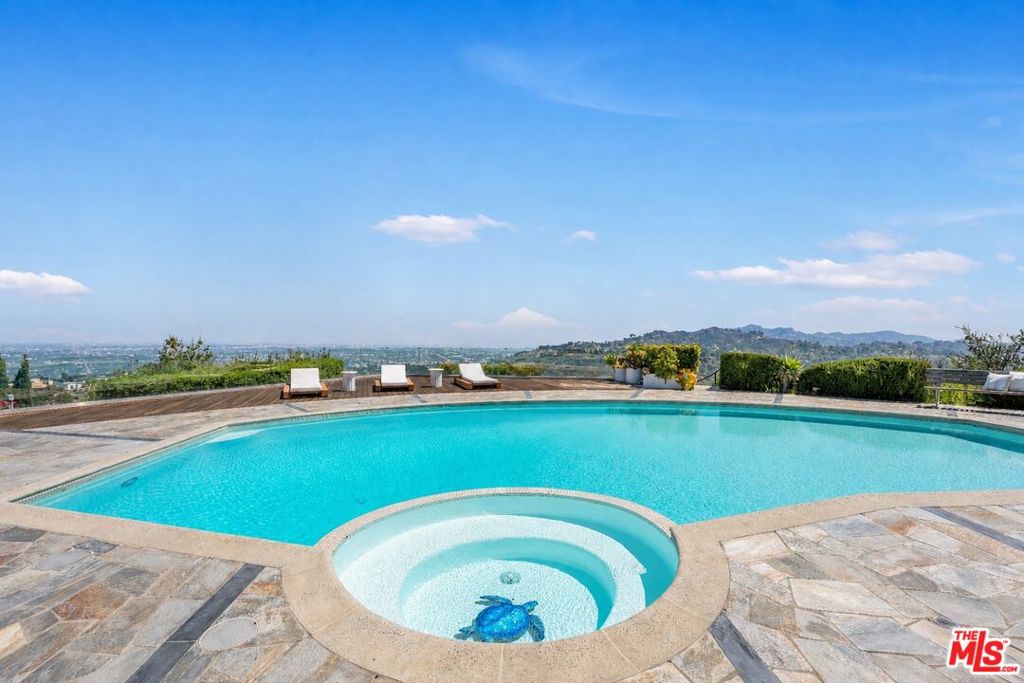 8416 Skyline Drive Property Photo 4
