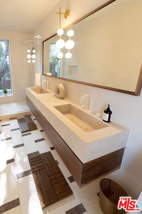 1264 Hyperion Avenue Property Photo 14