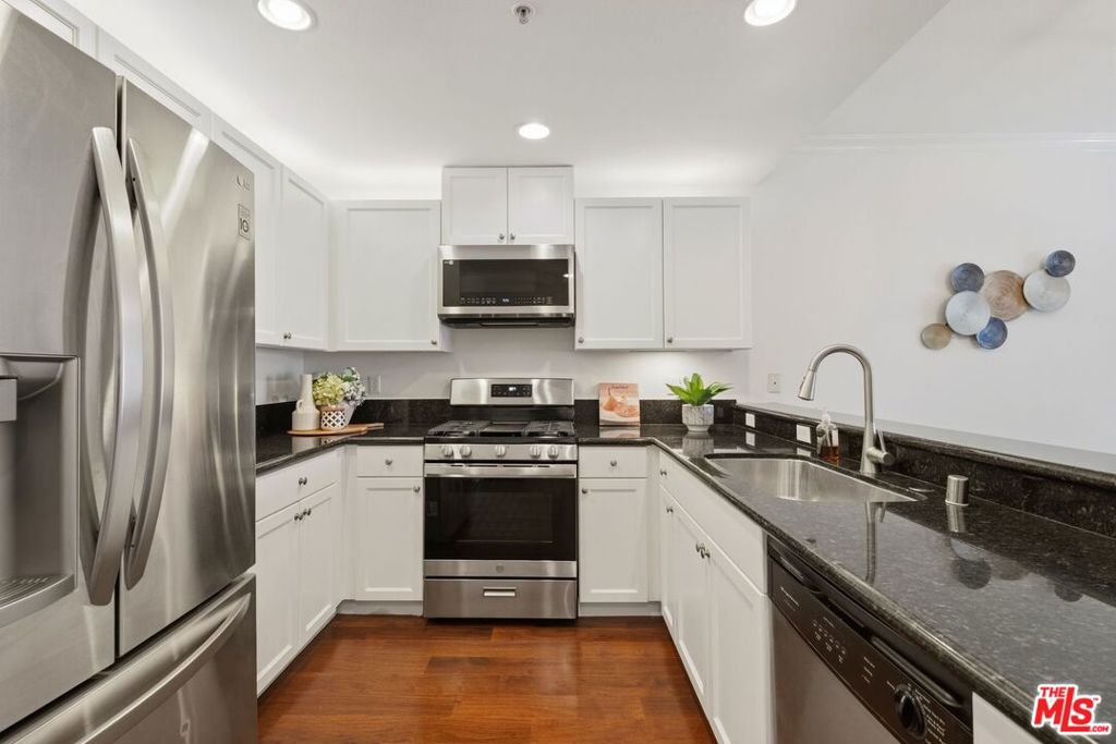 906 S Serrano Avenue 401 Property Photo 15