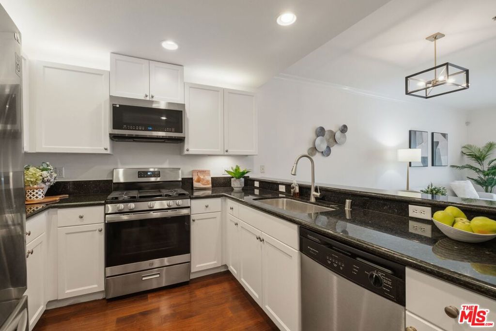 906 S Serrano Avenue 401 Property Photo 16