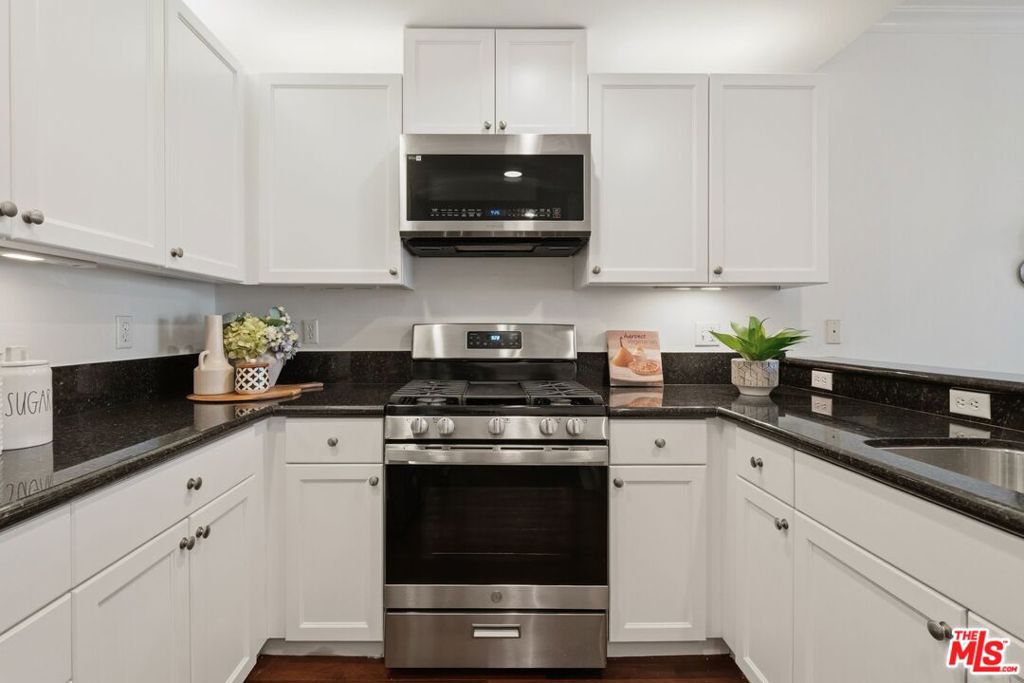 906 S Serrano Avenue 401 Property Photo 17