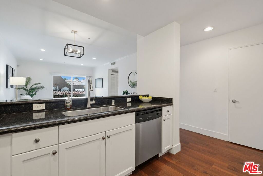 906 S Serrano Avenue 401 Property Photo 18