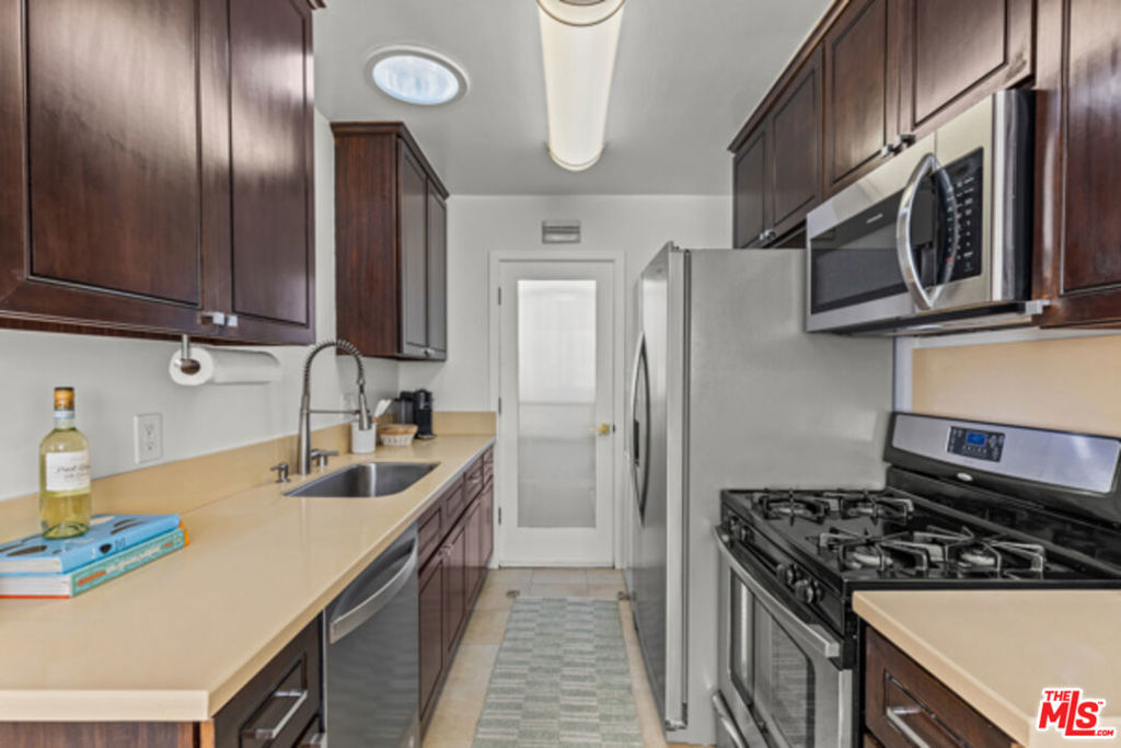 2402 Ocean Park Boulevard Property Photo 7