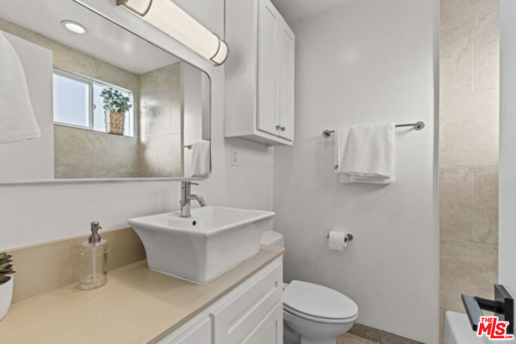2402 Ocean Park Boulevard Property Photo 10