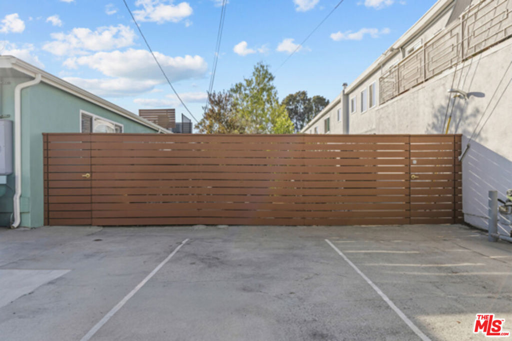2402 Ocean Park Boulevard Property Photo 15