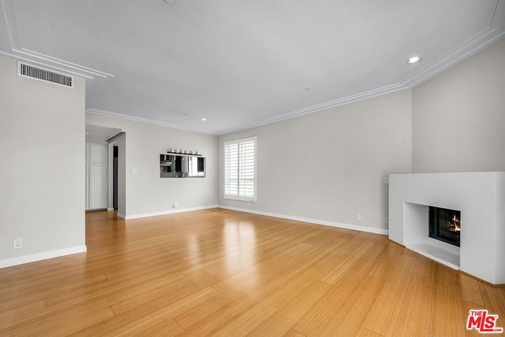 117 S Clark Drive 305 Property Photo 3