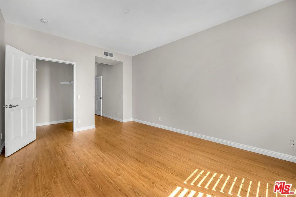 117 S Clark Drive 305 Property Photo 8