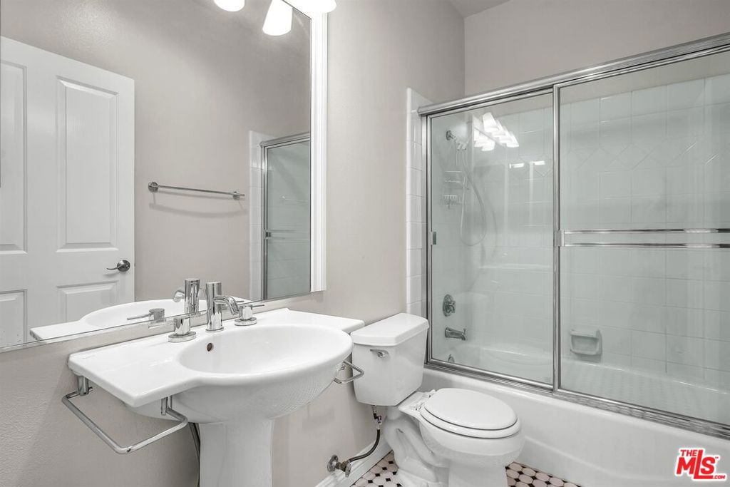117 S Clark Drive 305 Property Photo 16