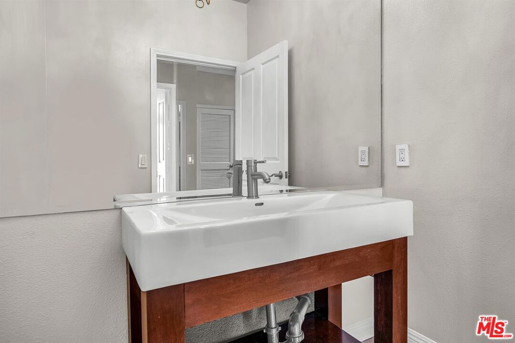 117 S Clark Drive 305 Property Photo 19