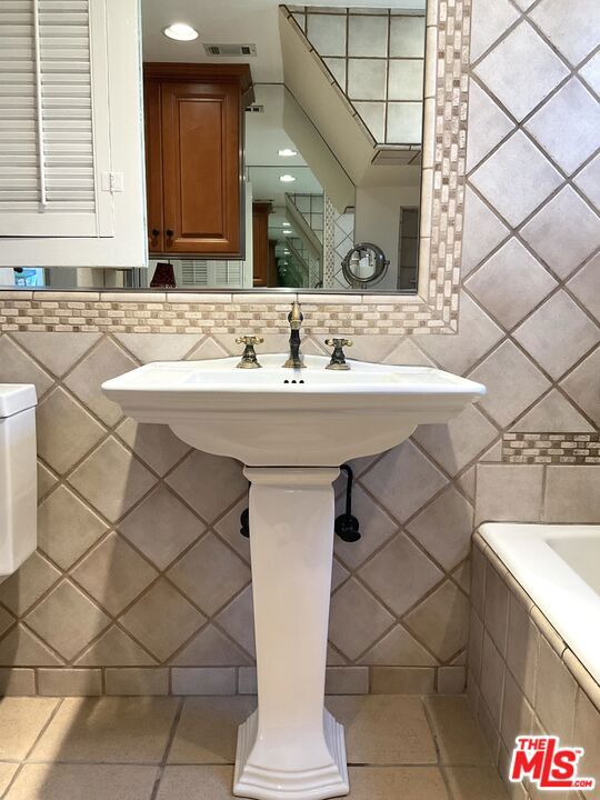 5262 N Willowcrest Avenue Property Photo 25