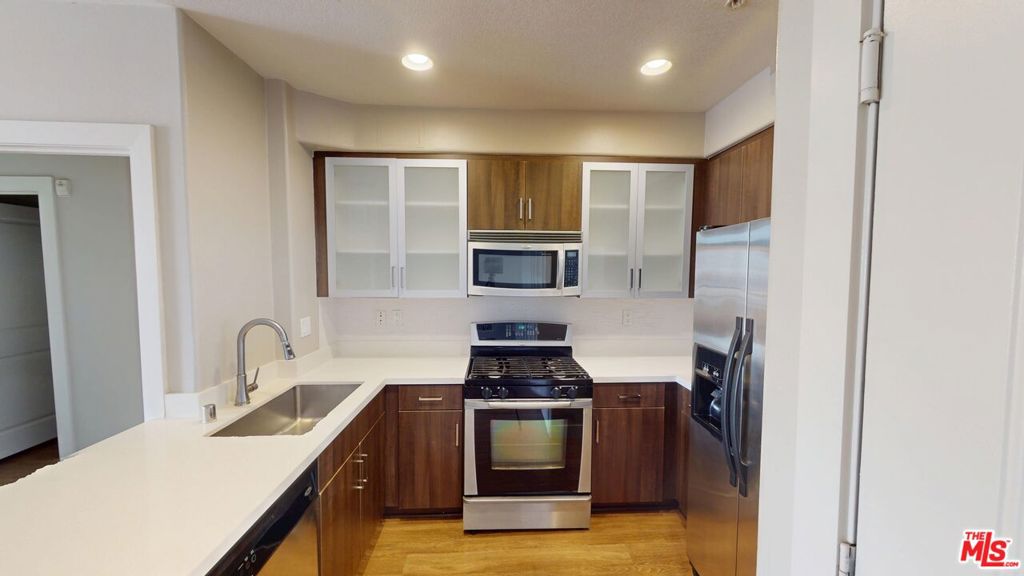 1040 Glendon Avenue 4106 Property Photo 3