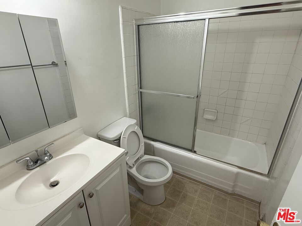 18444 Collins Street 4 Property Photo 12