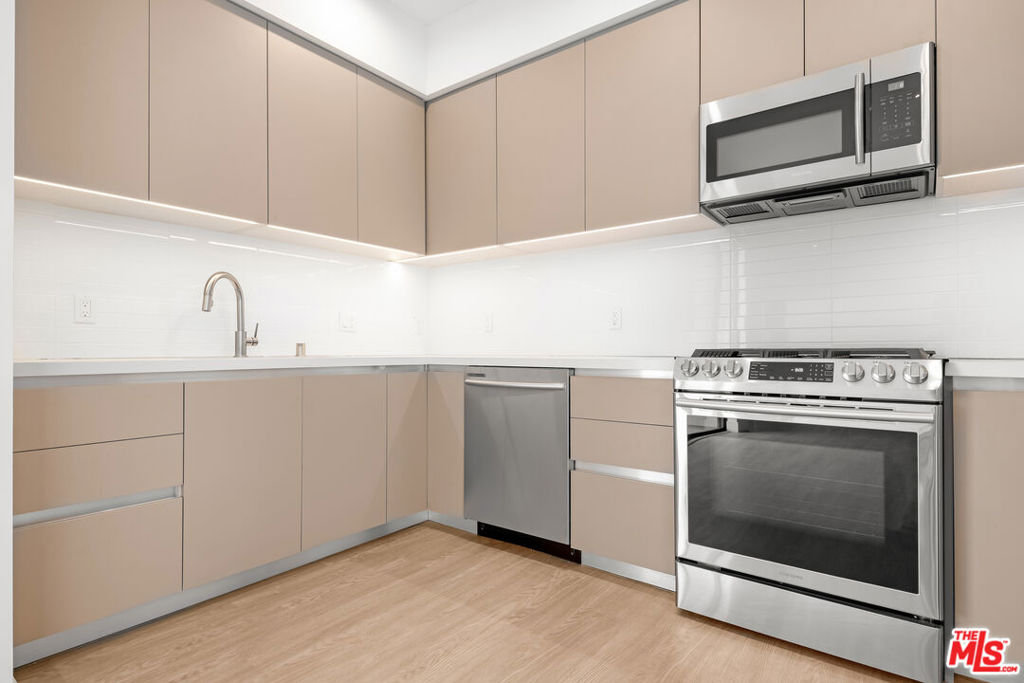 8555 Colgate Avenue 402 Property Photo 6