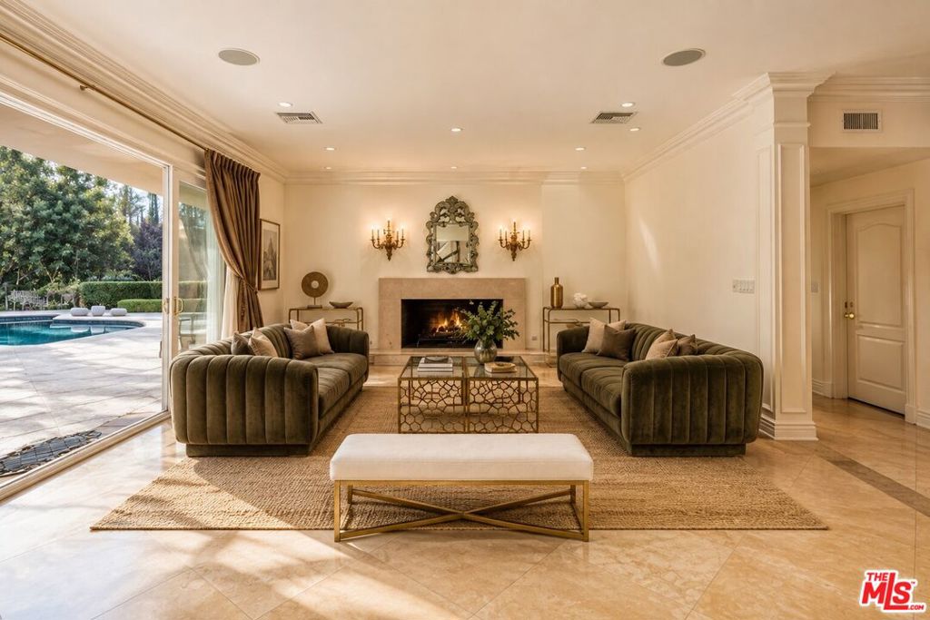1915 Loma Vista Drive Property Photo 3