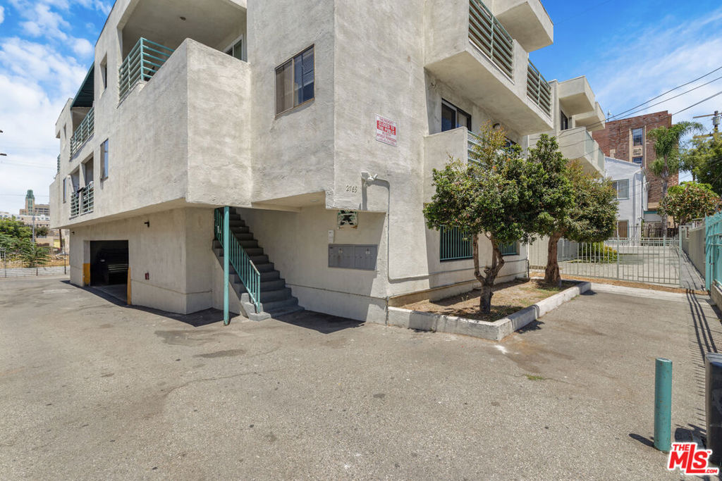 2769 San Marino Street Property Photo 8